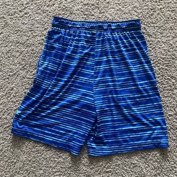 Nike athletic shorts, size L - Picture 3 of 5